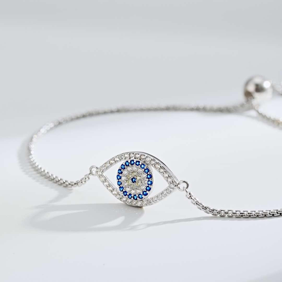 {
"Vera Jewelry": "ヴェラ・ジュエリー",
"Dazzling Eye Shape Necklace": "ダズリング・アイシェイプ・ネックレス"
}