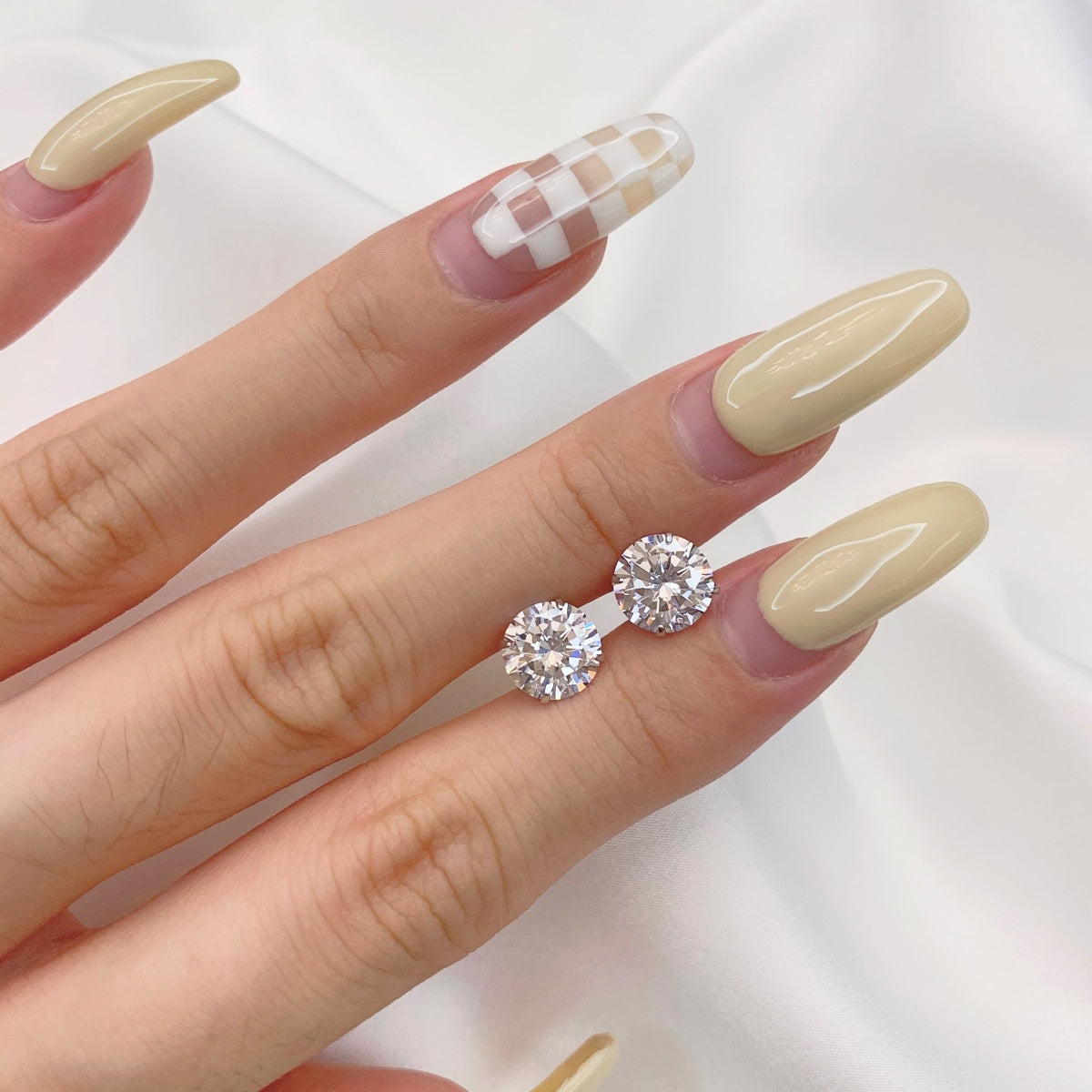 [Vera Jewelry]Stylish Shiny Round Center Stone Stud Earrings