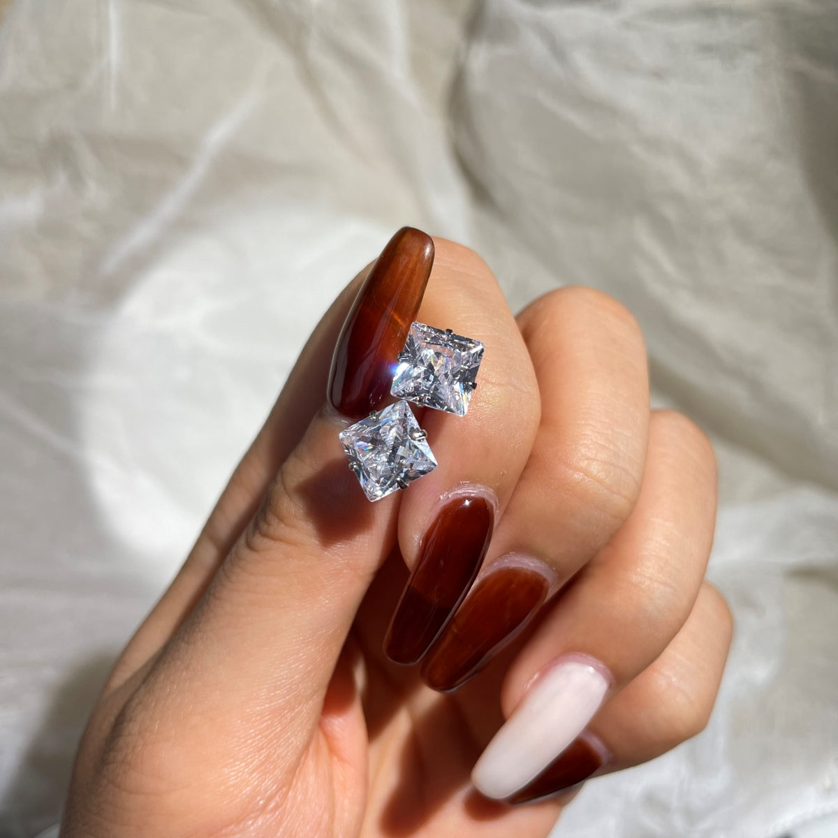 [Vera Jewelry]Stylish Shiny Square Center Stone Stud Earrings