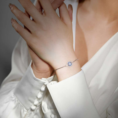 {
  "Vera Jewelry": "ヴェラ・ジュエリー",
  "Dazzling Eye Shape Necklace": "ダズリング・アイシェイプ・ネックレス"
}