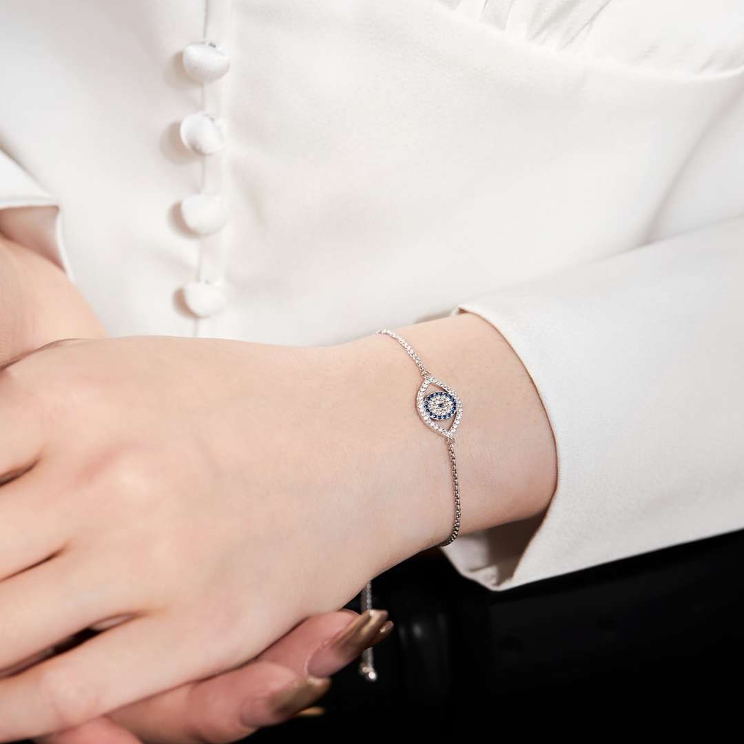 {
  "Vera Jewelry": "ヴェラ・ジュエリー",
  "Dazzling Eye Shape Necklace": "ダズリング・アイシェイプ・ネックレス"
}