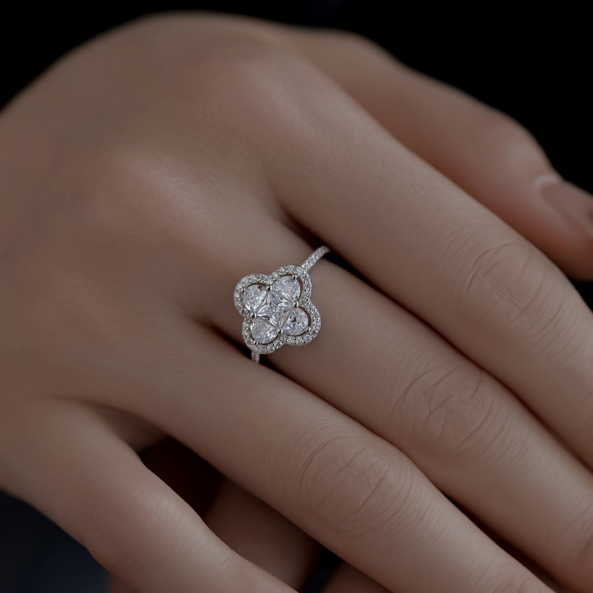 [Vera Jewelry]Luxurious Eternity Flower Shape Banquet Ring