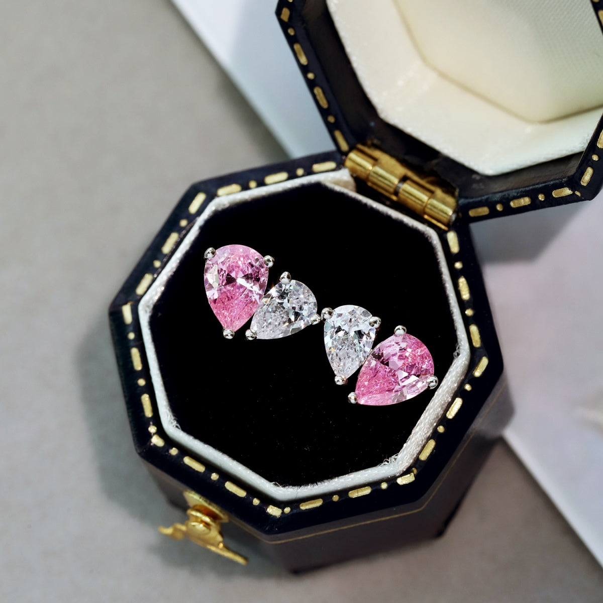 [Vera Jewelry]Dazzling Elegant Heart Cut Lover Earrings