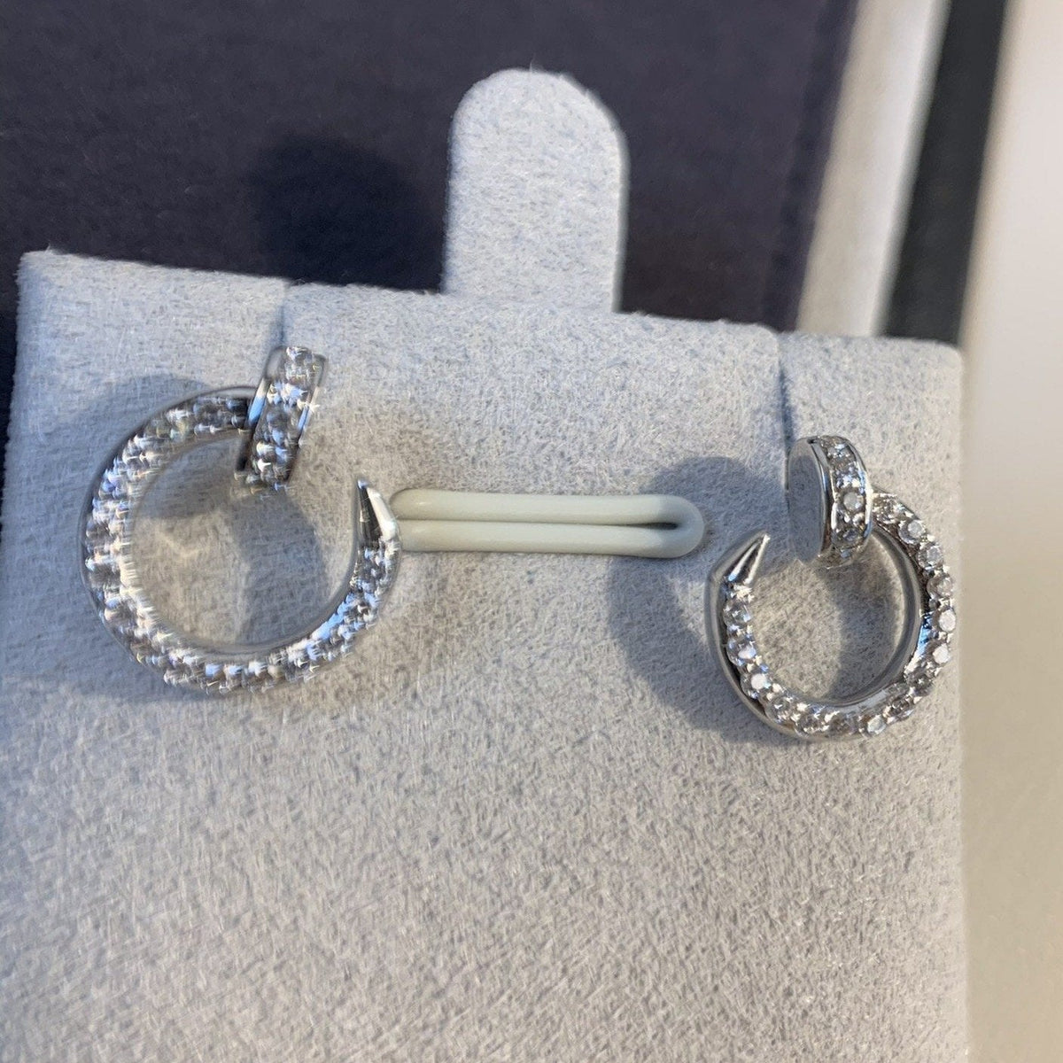{
"Vera Jewelry": "ヴェラ・ジュエリー",
"JUSTE EARRINGS SILVER DIAMONDS": "JUSTE イヤリング シルバー＆ダイヤモンド"
}