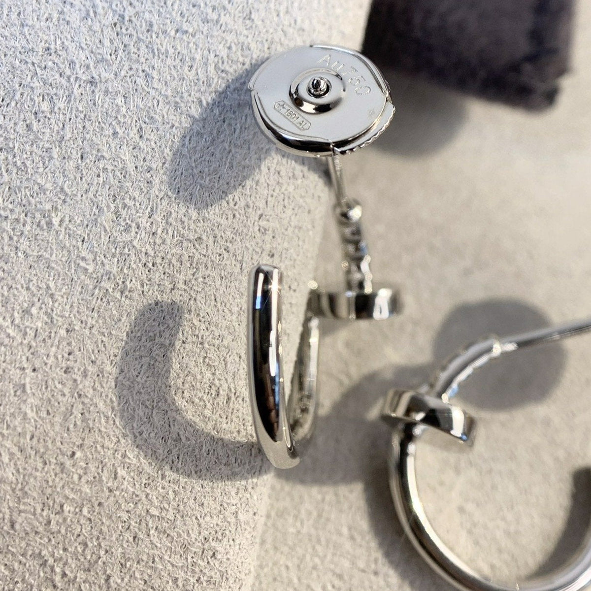 {
"Vera Jewelry": "ヴェラ・ジュエリー",
"JUSTE EARRINGS SILVER": "ジュスト ピアス シルバー"
}