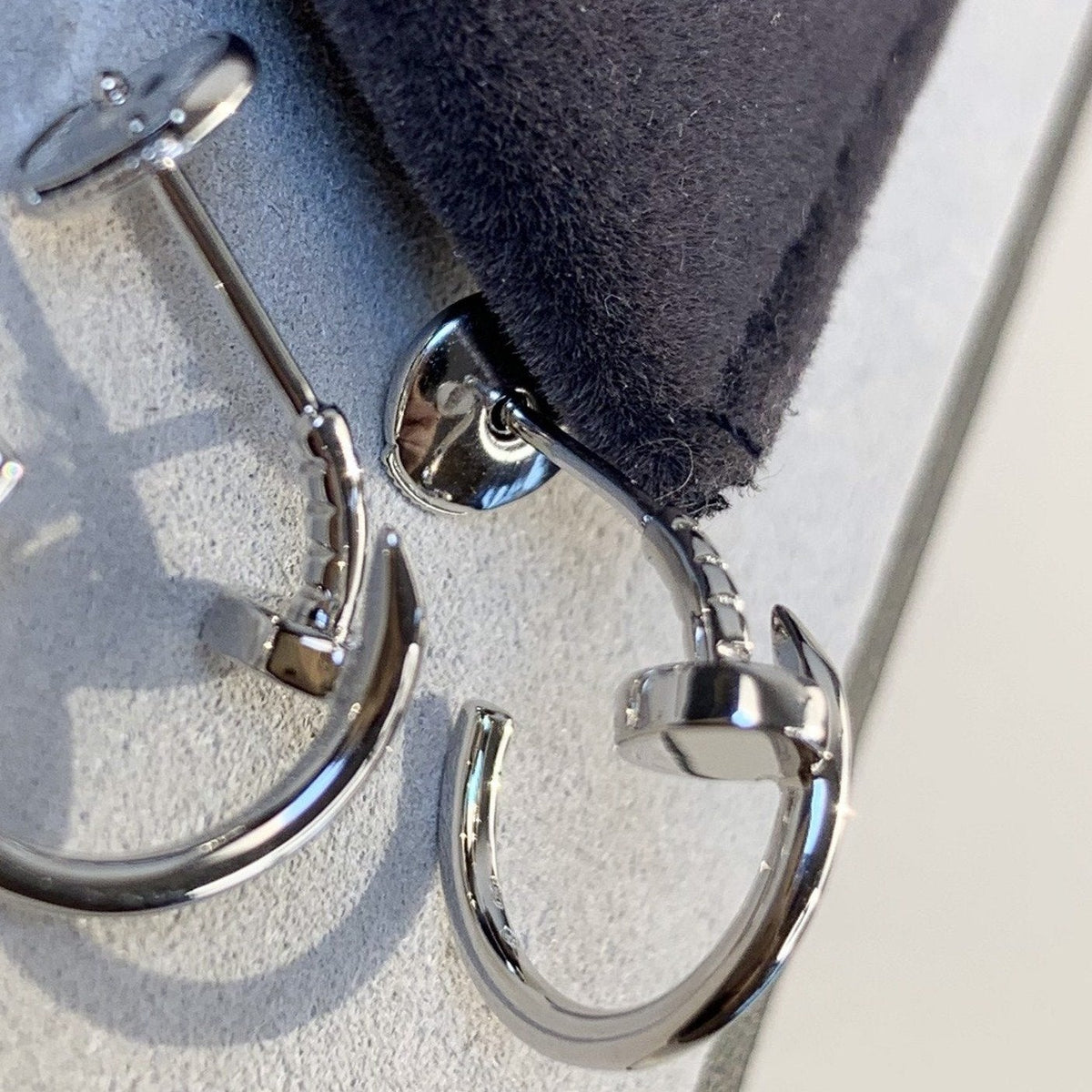 {
"Vera Jewelry": "ヴェラ・ジュエリー",
"JUSTE EARRINGS SILVER": "ジュスト ピアス シルバー"
}
