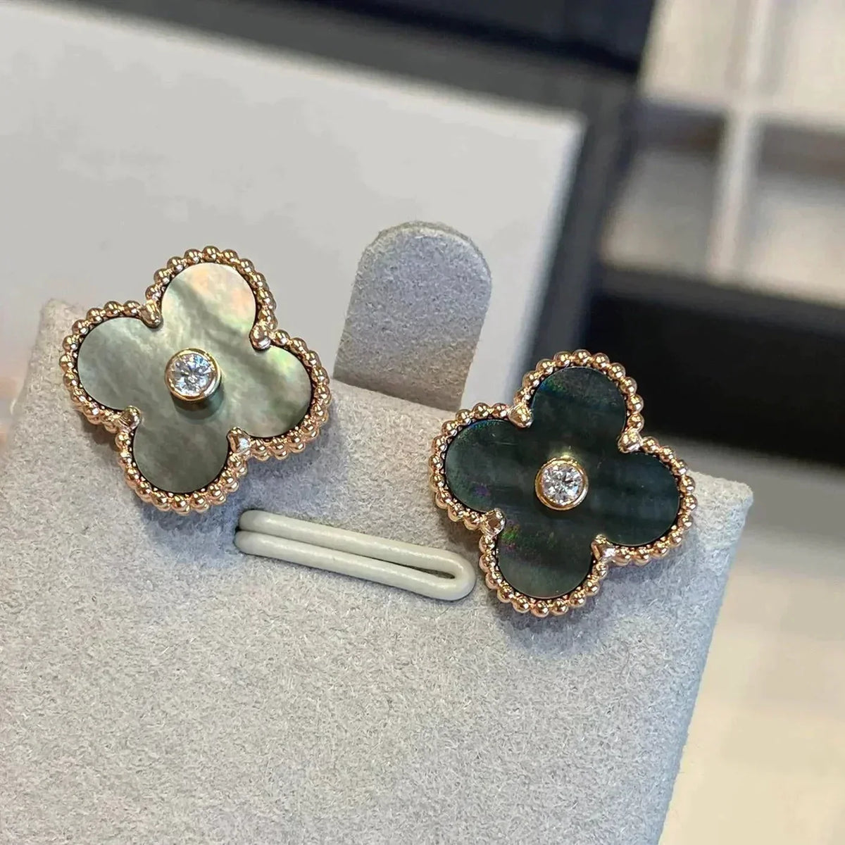 [Vera  Jewelry]CLOVER MEDIUM 1 MOTIFS GRAY MOP  DIAMOND EARRINGS