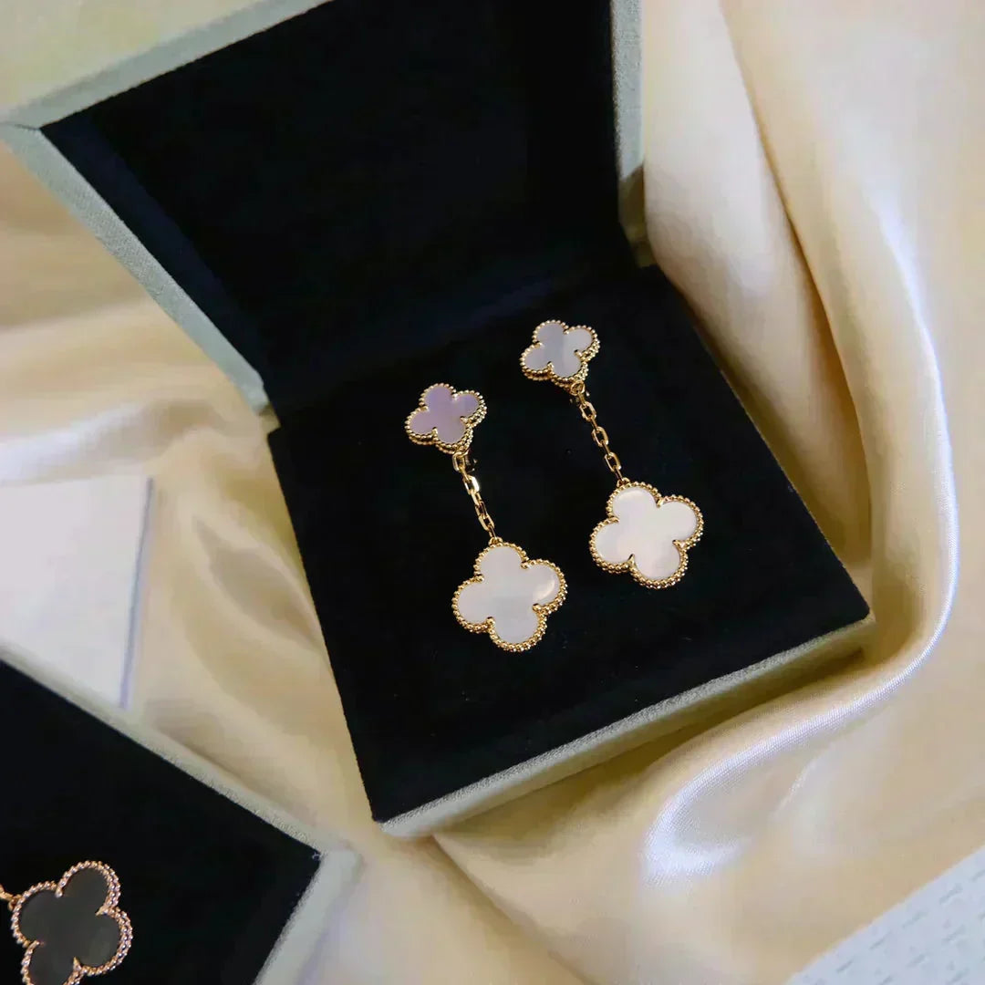 [Vera Jewelry]クローバー 2モチーフ ホワイトマザーオブパール ピアス