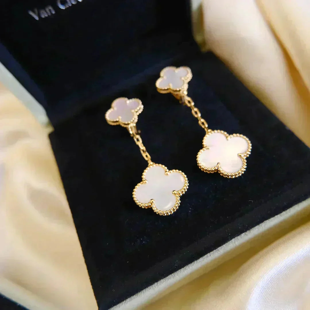 [Vera Jewelry]クローバー 2モチーフ ホワイトマザーオブパール ピアス