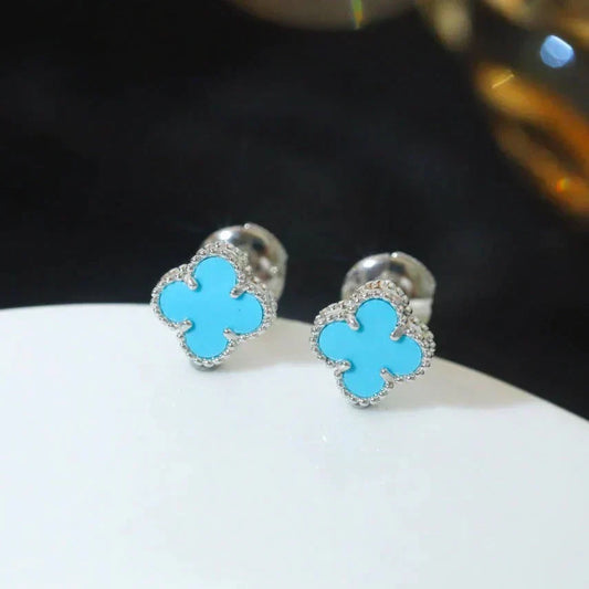 {
  "Vera Jewelry": "ヴェラ・ジュエリー",
  "CLOVER MINI TUROUOISE SILVER STUD EARRINGS": "クローバー ミニ ターコイズ シルバー スタッドピアス"
}