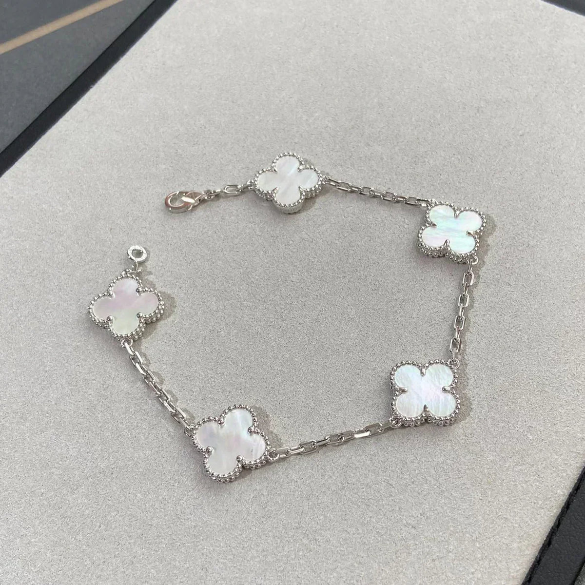 [Vera  Jewelry]LUCKY CLOVER 5-MOTIF BRACELET - WHITE MOTHER-OF-PEARL COLLECTION