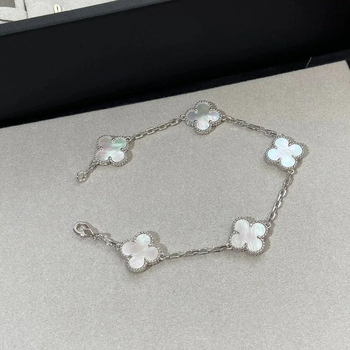[Vera  Jewelry]LUCKY CLOVER 5-MOTIF BRACELET - WHITE MOTHER-OF-PEARL COLLECTION