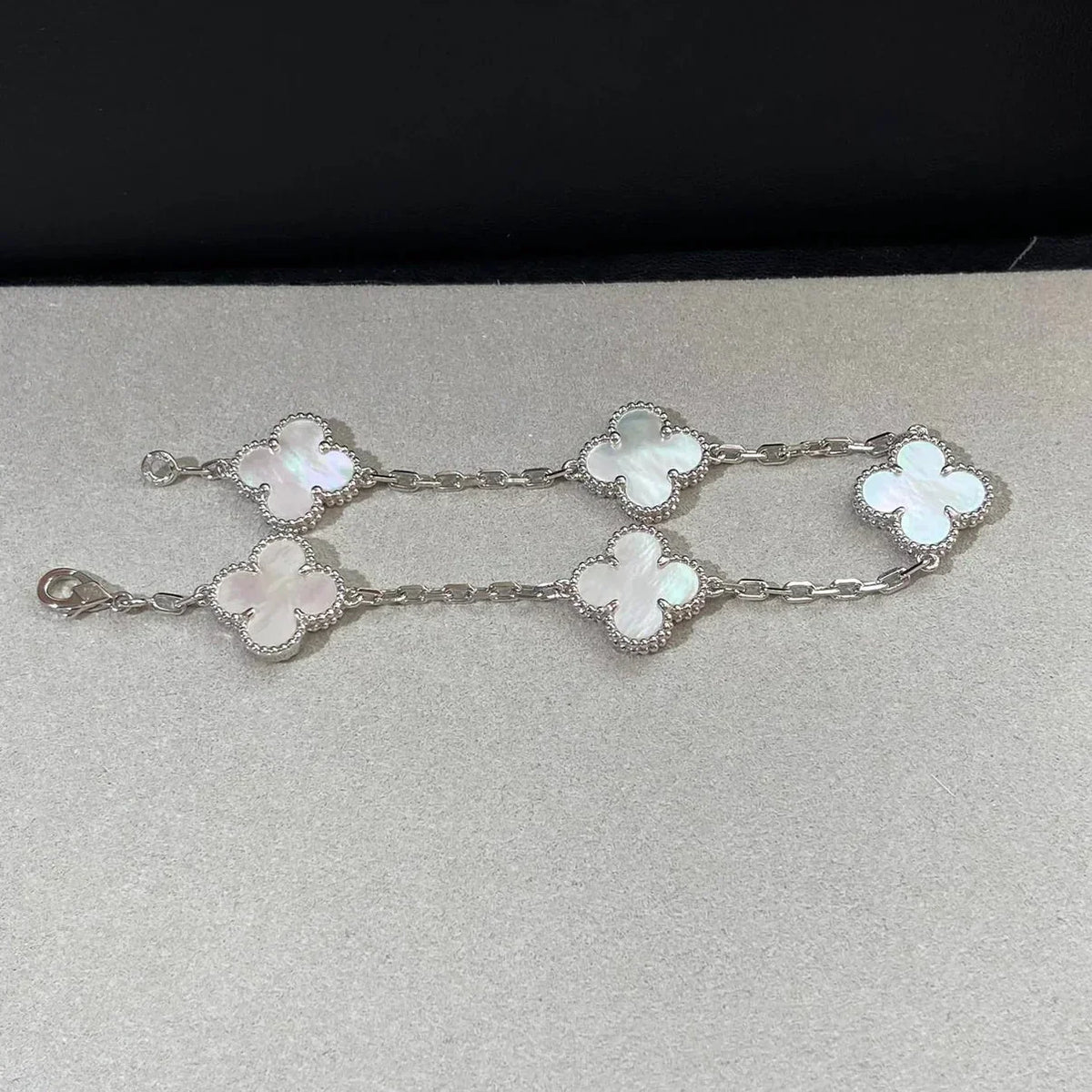 [Vera  Jewelry]LUCKY CLOVER 5-MOTIF BRACELET - WHITE MOTHER-OF-PEARL COLLECTION