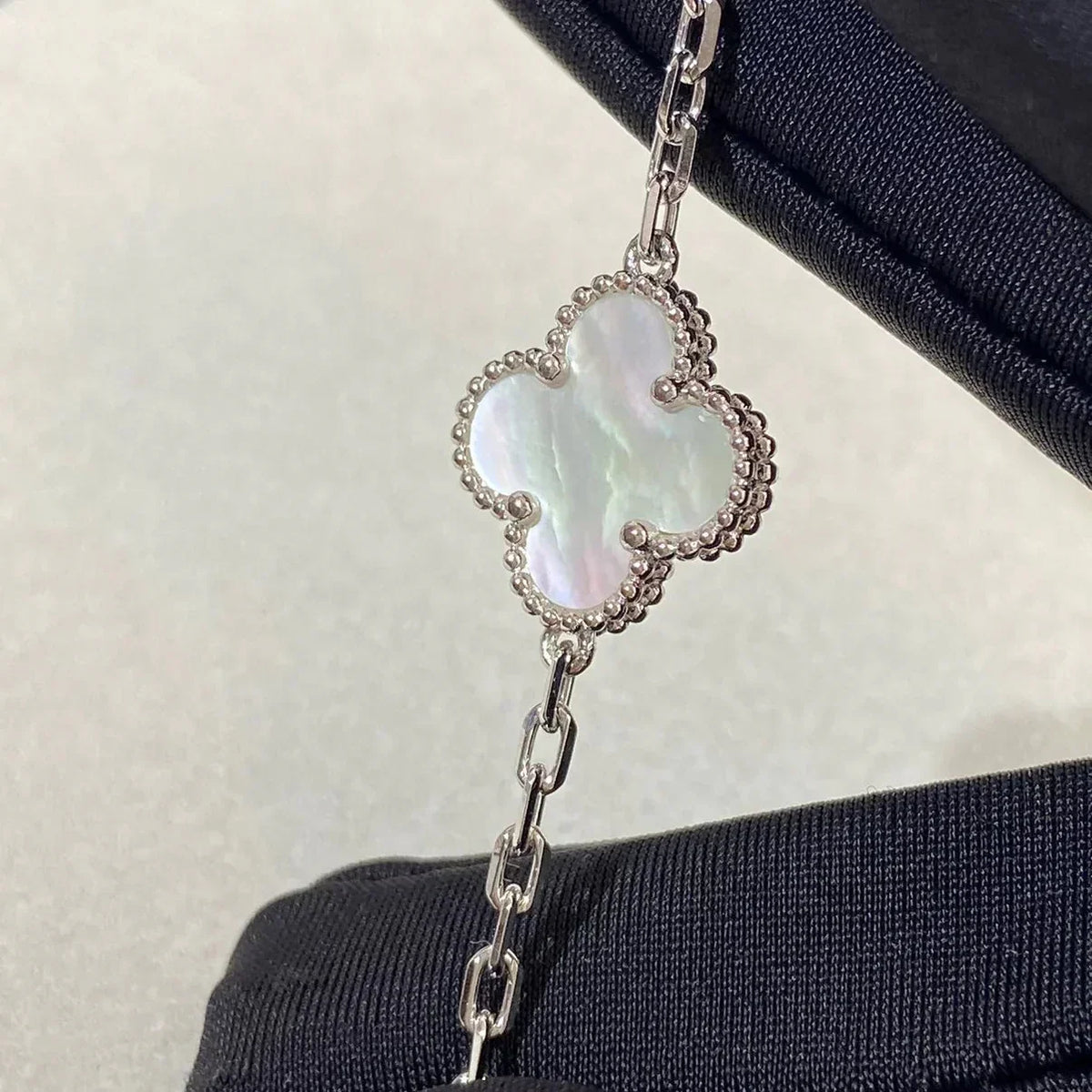 [Vera  Jewelry]LUCKY CLOVER 5-MOTIF BRACELET - WHITE MOTHER-OF-PEARL COLLECTION