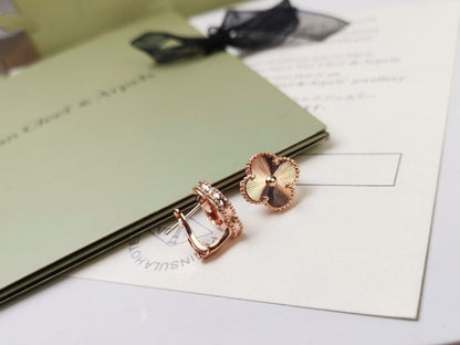 [Vera  Jewelry]CLOVER MEDIUM STUD EARRINGS