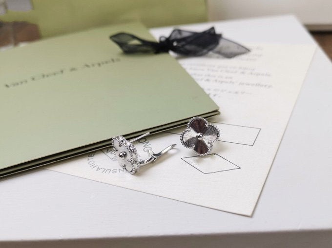 [Vera  Jewelry]CLOVER MEDIUM STUD EARRINGS