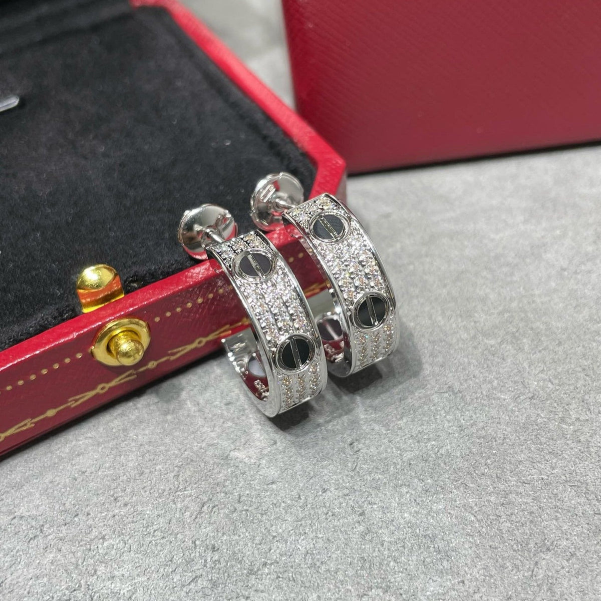 [Vera  Jewelry]LOVE CERAMIC DIAMOND PAVED SILVER EARRINGS