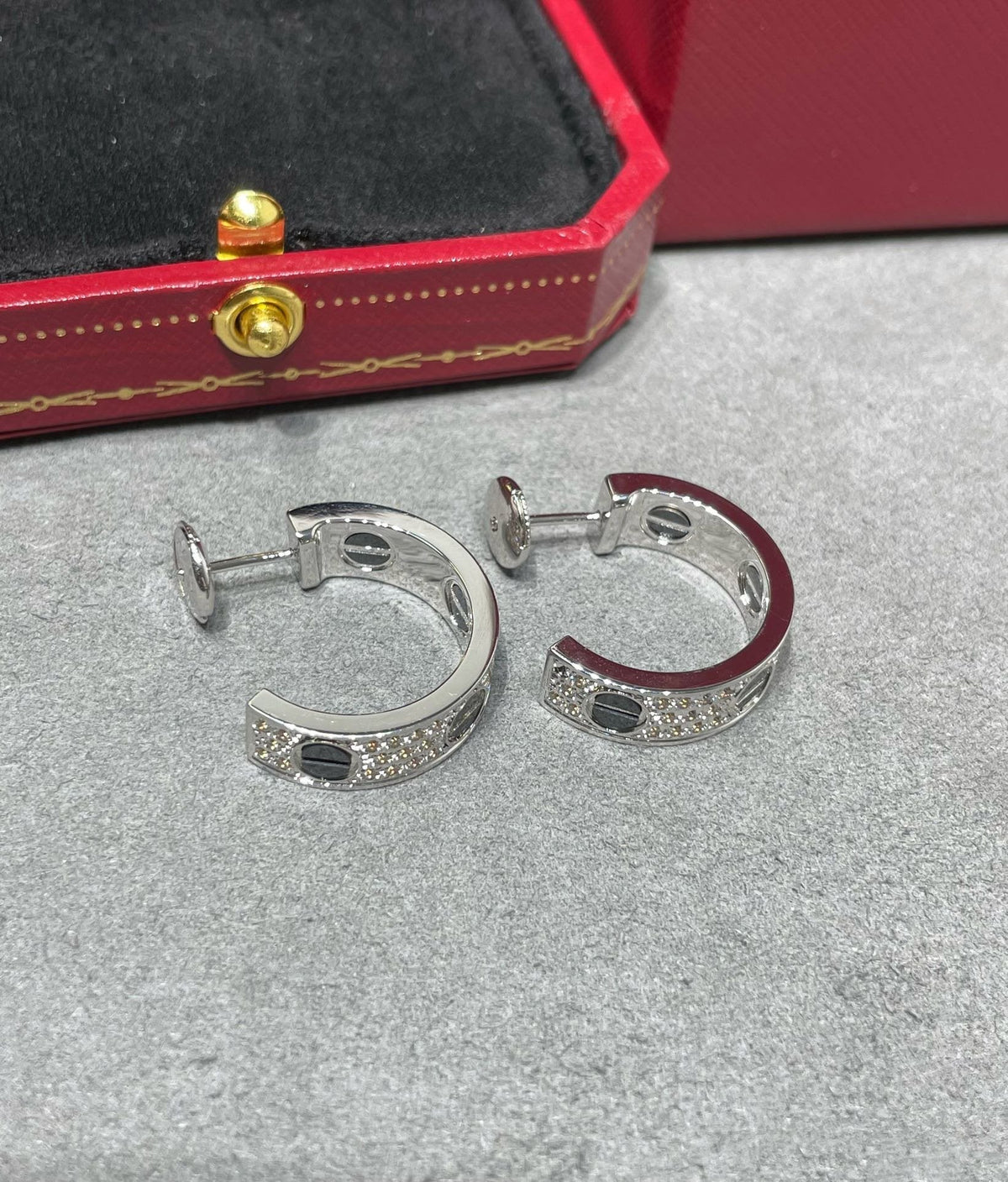 [Vera  Jewelry]LOVE CERAMIC DIAMOND PAVED SILVER EARRINGS