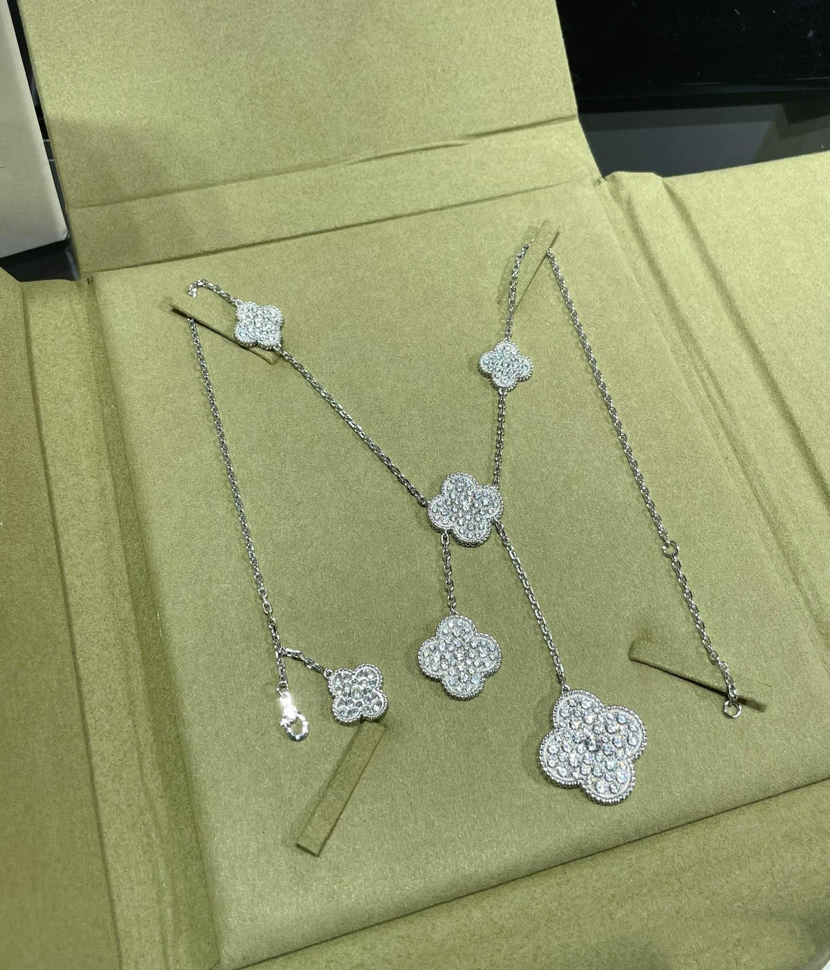 [Vera  Jewelry]CLOVER 6 MOTIF DIAMOND PAVED NECKLACE