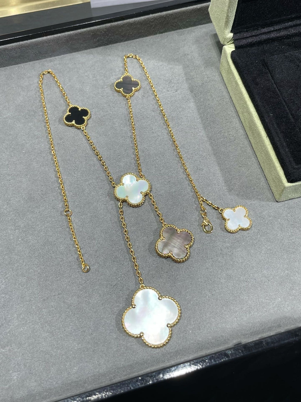 [Vera  Jewelry]CLOVER 6 MOTIF MOP ONYX GOLD NECKLACE