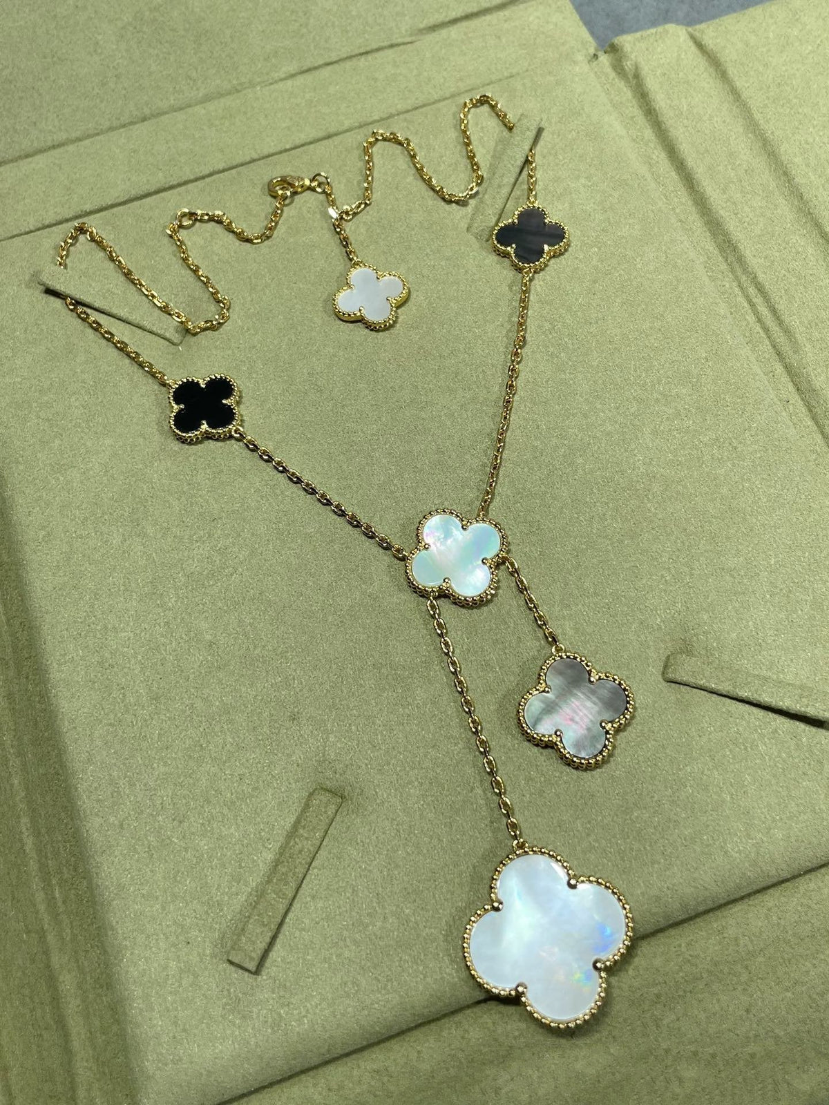 [Vera  Jewelry]CLOVER 6 MOTIF MOP ONYX GOLD NECKLACE