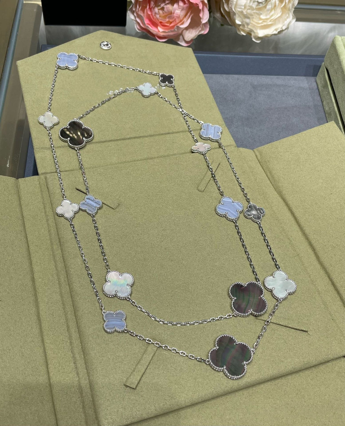 [Vera  Jewelry]CLOVER 16 MOTIF CHALCEDONY MOP SILVER NECKLACE