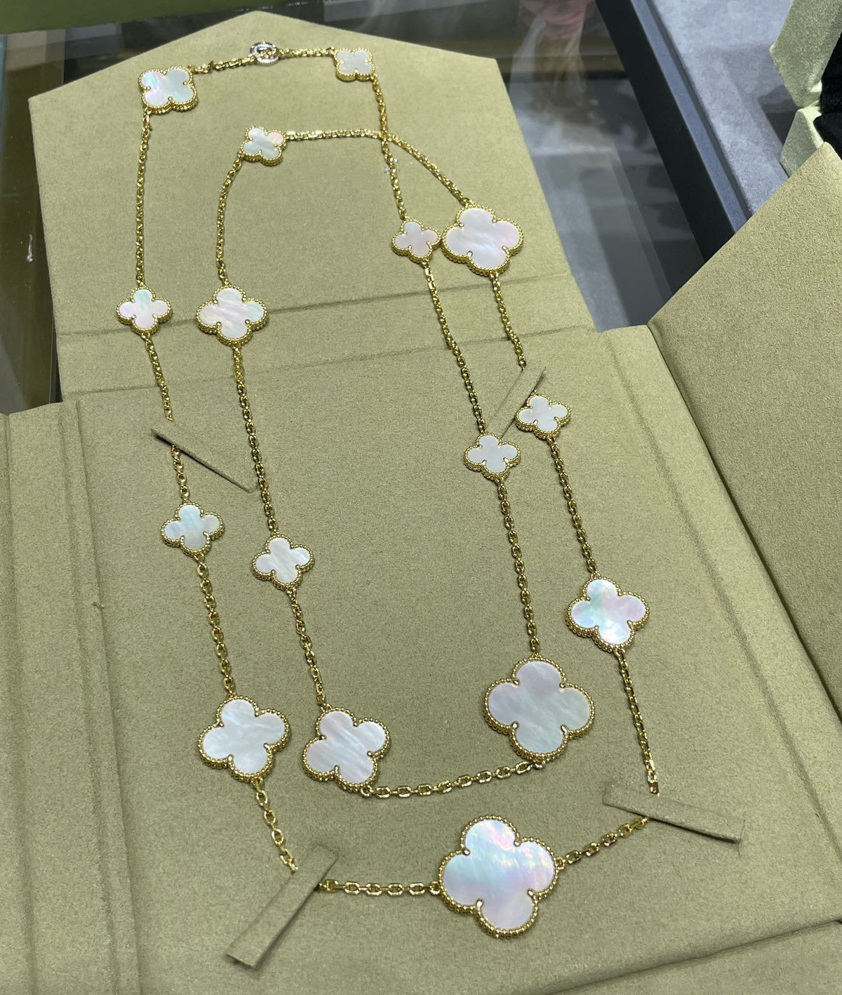 [Vera Jewelry]CLOVER 16 MOTIF WHITE MOP GOLD NECKLACE