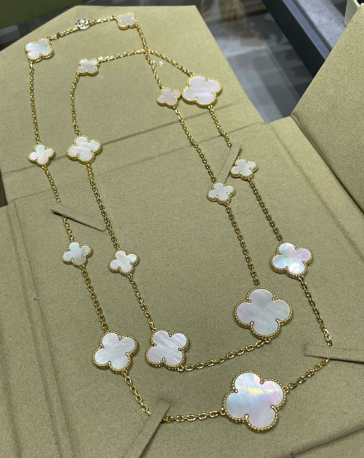 [Vera Jewelry]CLOVER 16 MOTIF WHITE MOP GOLD NECKLACE