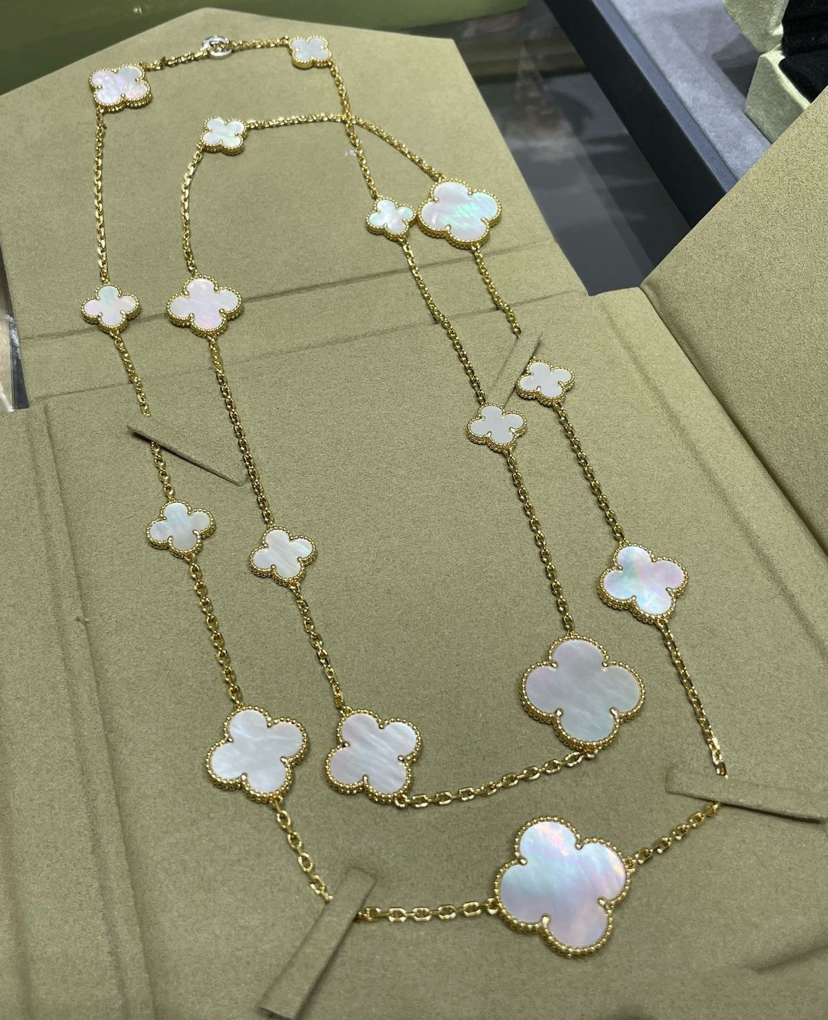 [Vera Jewelry]CLOVER 16 MOTIF WHITE MOP GOLD NECKLACE