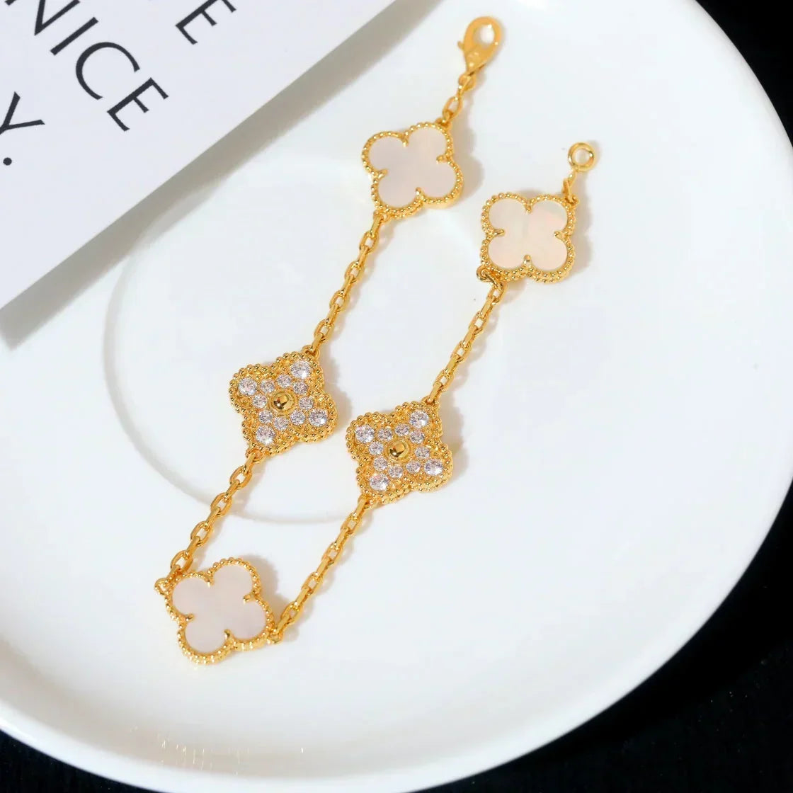 [Vera  Jewelry]LUCKY CLOVER 5-MOTIF BRACELET - WHITE MOTHER-OF-PEARL COLLECTION
