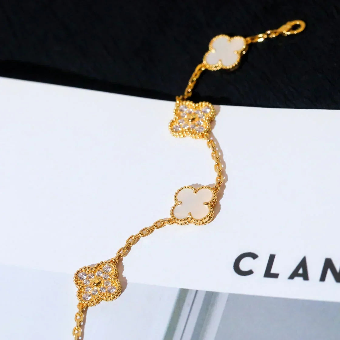 [Vera  Jewelry]LUCKY CLOVER 5-MOTIF BRACELET - WHITE MOTHER-OF-PEARL COLLECTION