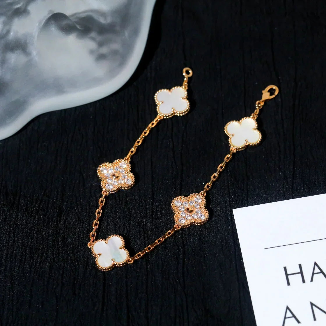 [Vera  Jewelry]LUCKY CLOVER 5-MOTIF BRACELET - WHITE MOTHER-OF-PEARL COLLECTION