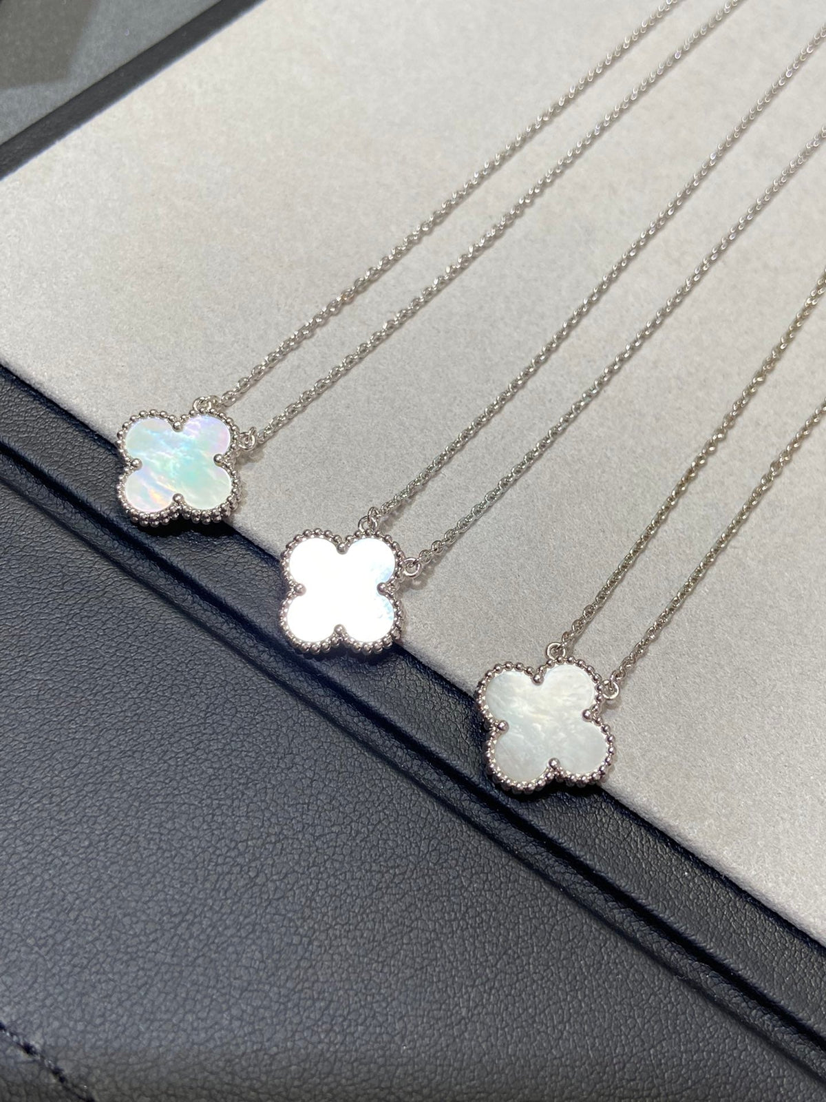 [Vera  Jewelry]CLOVER MEDIUM SILVER WHITE MOP NECKLACE