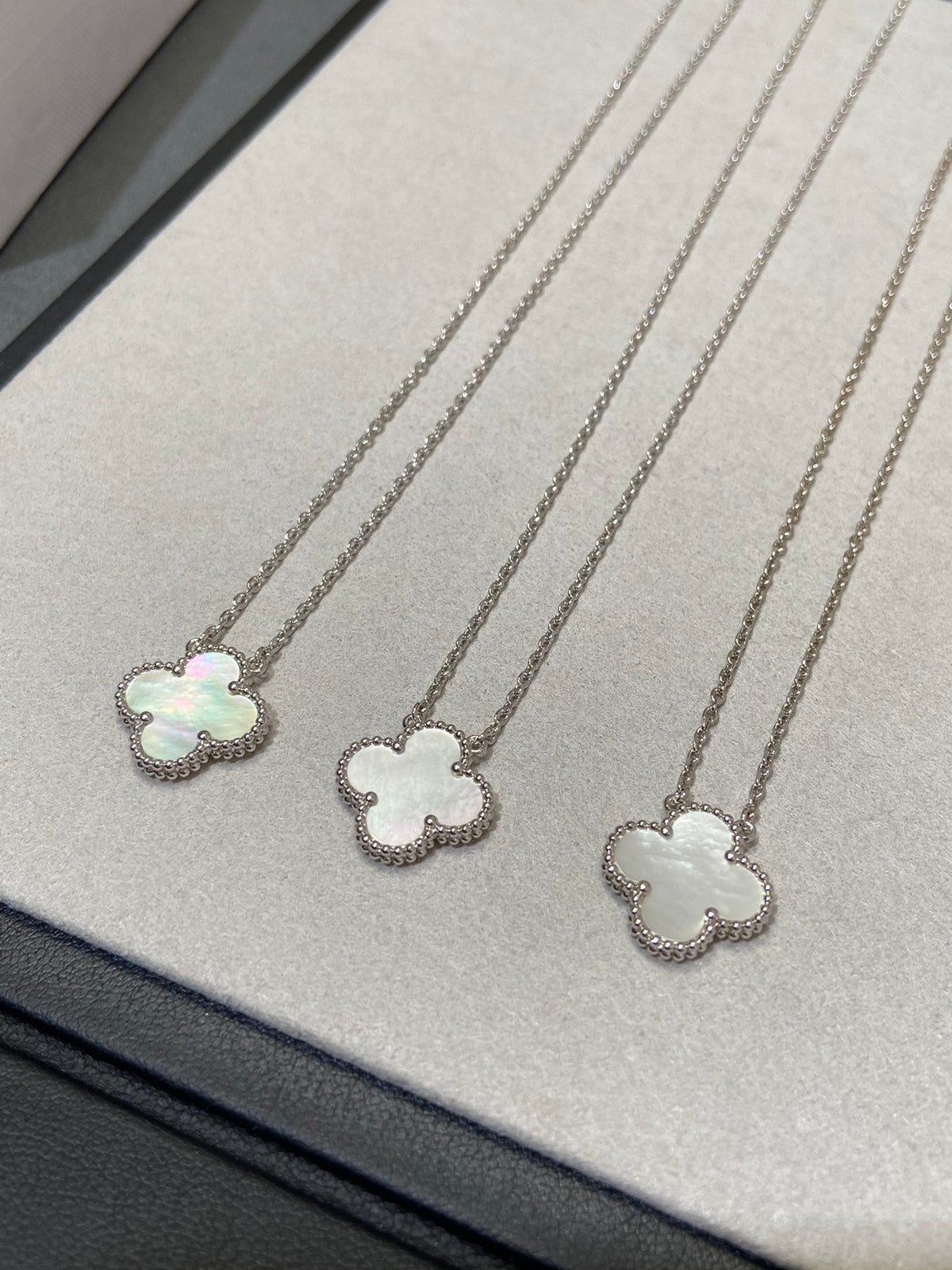 [Vera  Jewelry]CLOVER MEDIUM SILVER WHITE MOP NECKLACE