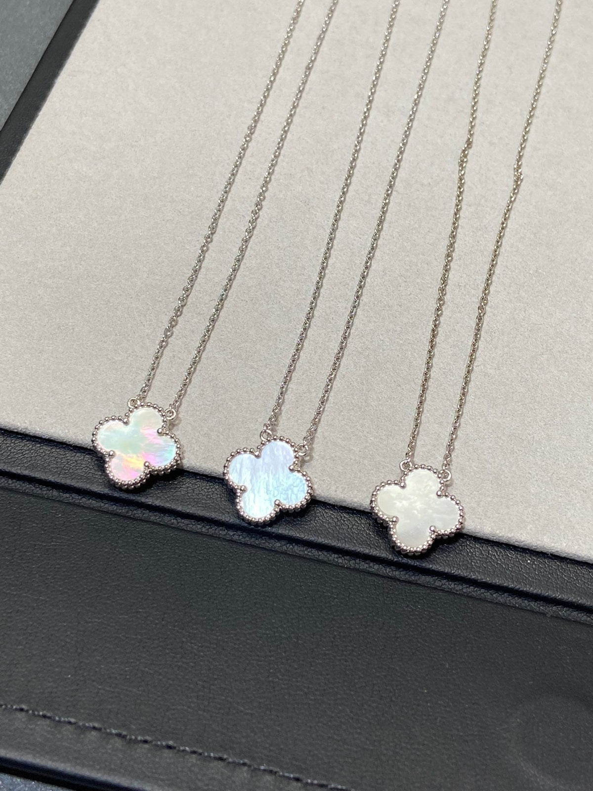 [Vera  Jewelry]CLOVER MEDIUM SILVER WHITE MOP NECKLACE