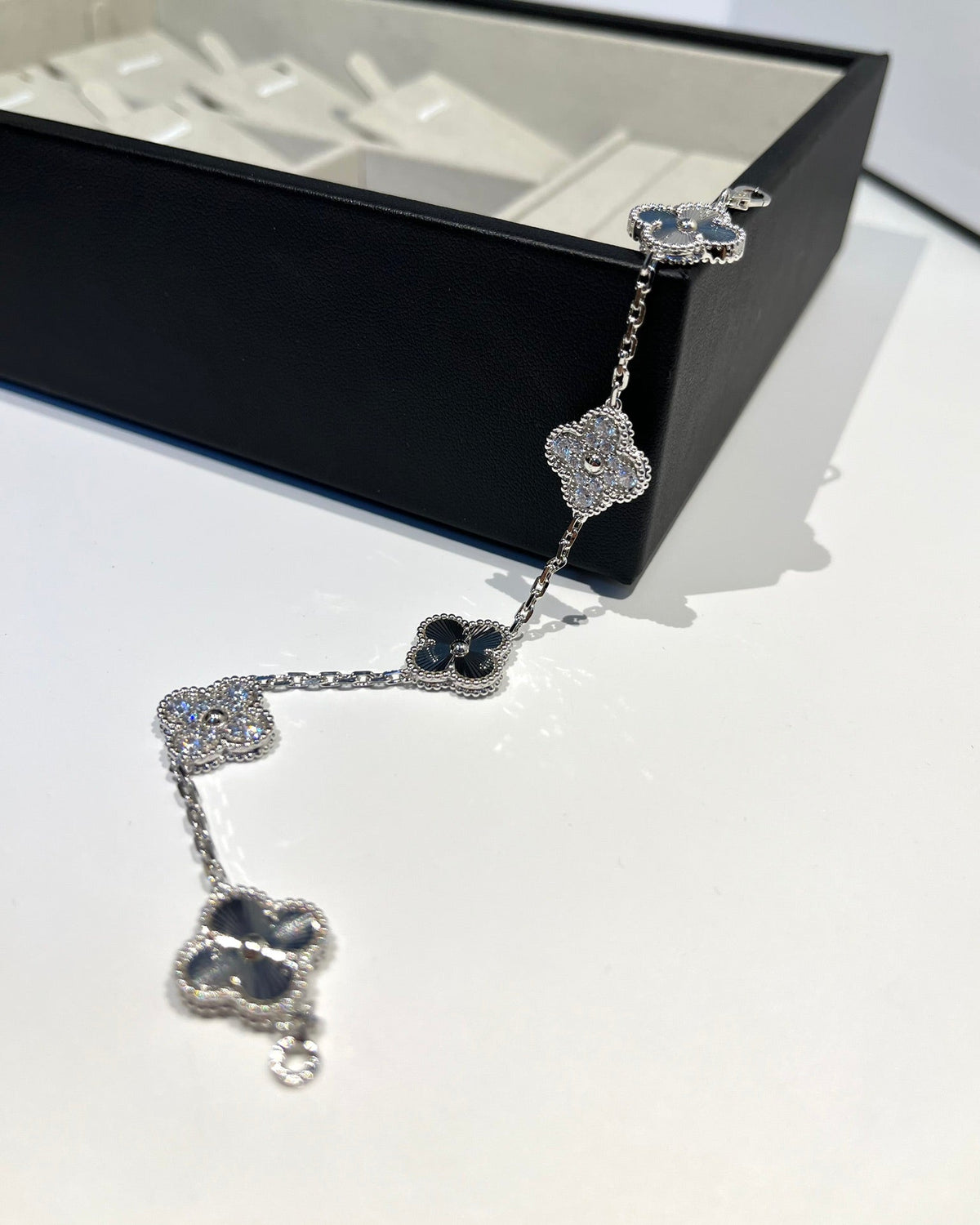 [Vera  Jewelry]LUCKY CLOVER 5-MOTIF BRACELET - LASER COLLECTION