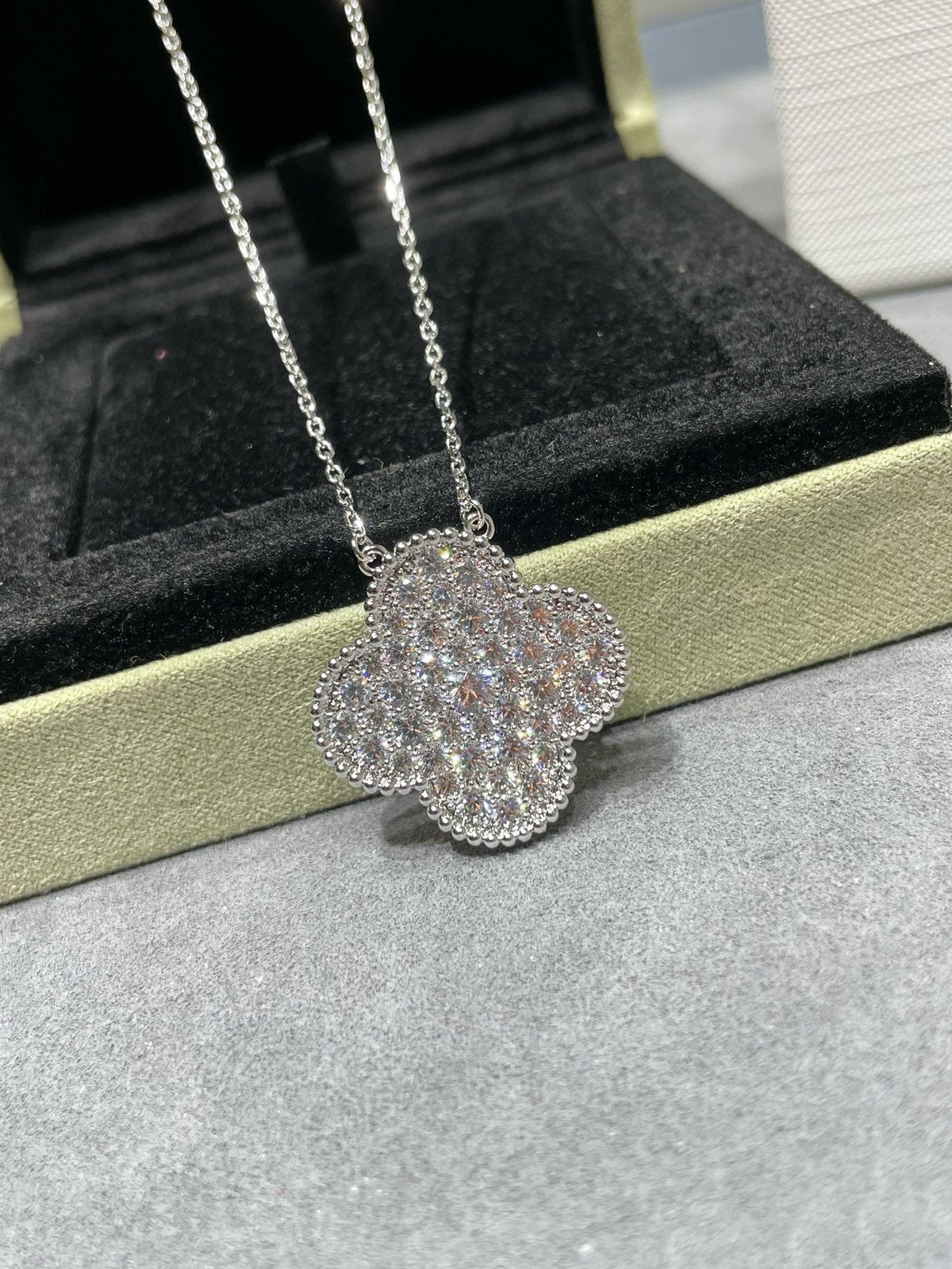 [Vera  Jewelry]CLOVER 25MM LARGE PENDANT DIAMOND PAVED SILVER NECKLACE
