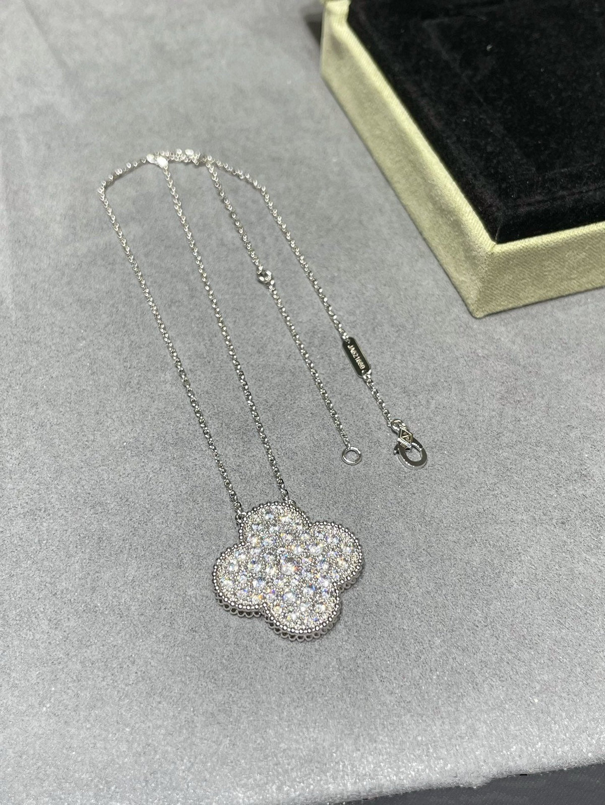 [Vera  Jewelry]CLOVER 25MM LARGE PENDANT DIAMOND PAVED SILVER NECKLACE