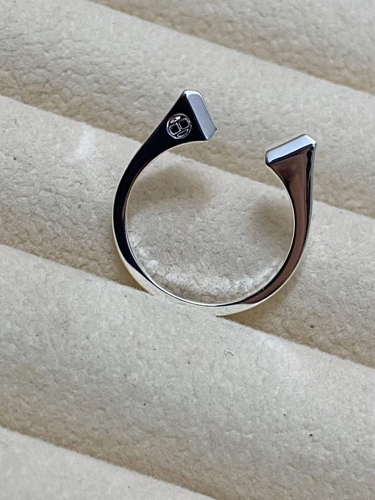 [Vera  Jewelry]THE CONE RIVET RING IS OPEN AND ONE SIZE FITS ALL