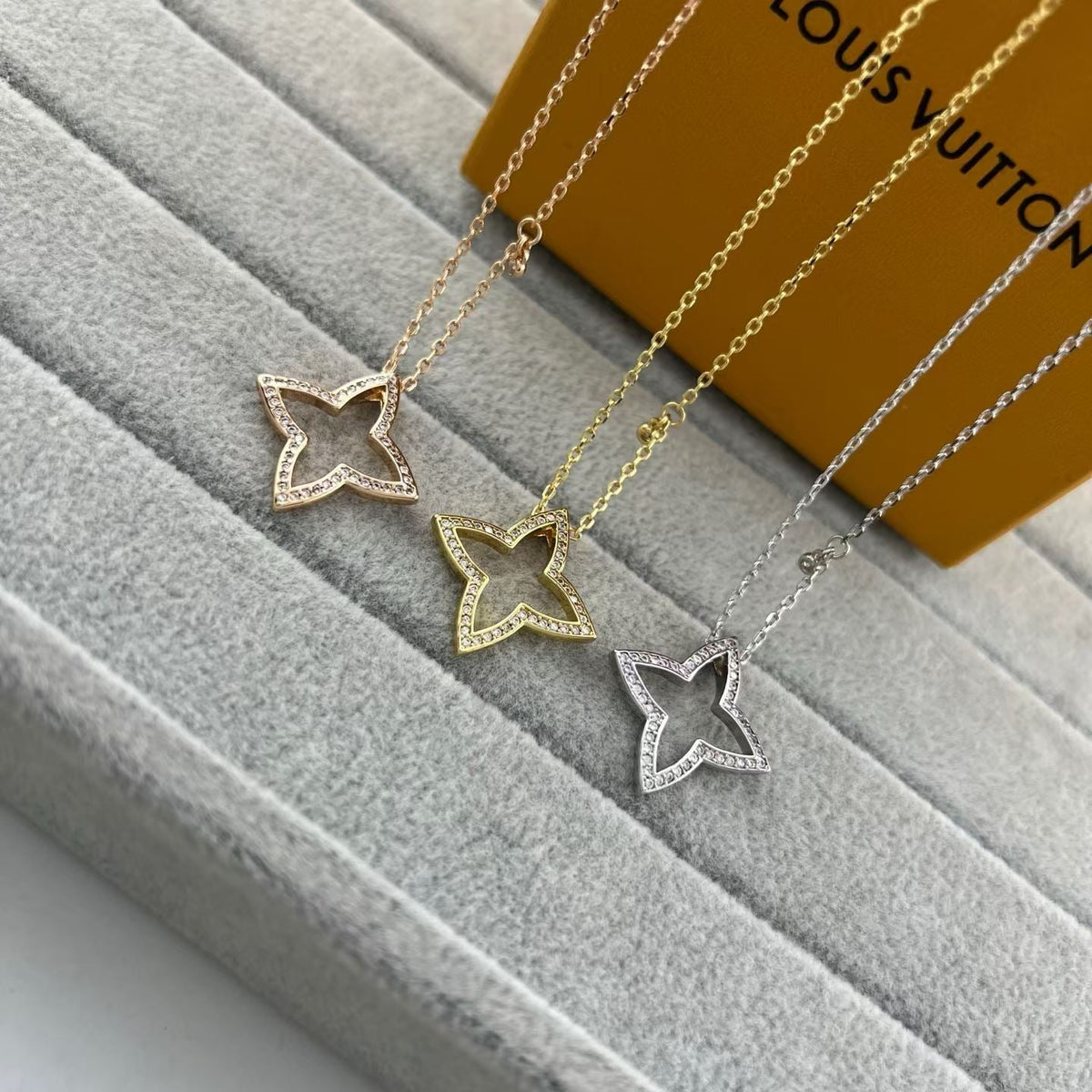 [Vera  Jewelry]FOUR-LEAF CLOVER OPENWORK NECKLACE