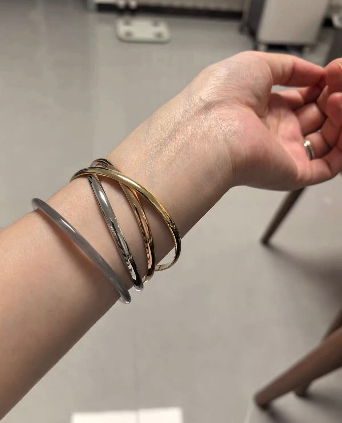 [Vera  Jewelry-r13]TRINITY COLLECTION CLASSIC THREE-COLOUR GOLD TRIPLE BAND BANGLE