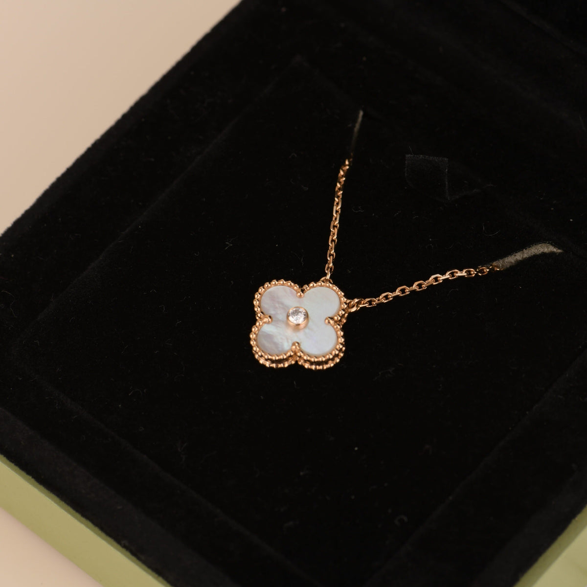 [Vera  Jewelry]CLOVER 15MM DIAMOND WHITE FRITILLARIA NECKLACE