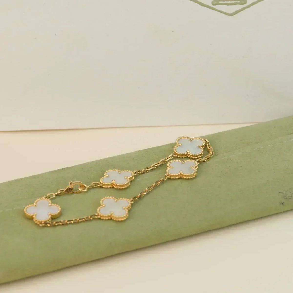 [Vera  Jewelry]LUCKY CLOVER 5-MOTIF BRACELET - WHITE MOTHER-OF-PEARL COLLECTION