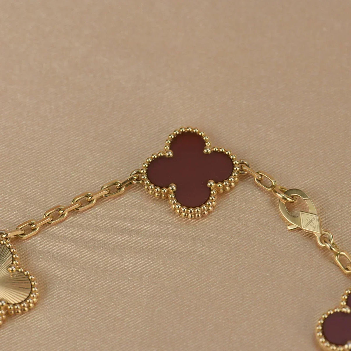 [Vera  Jewelry]LUCKY CLOVER 5-MOTIF BRACELET - RED CARNELIAN COLLECTION