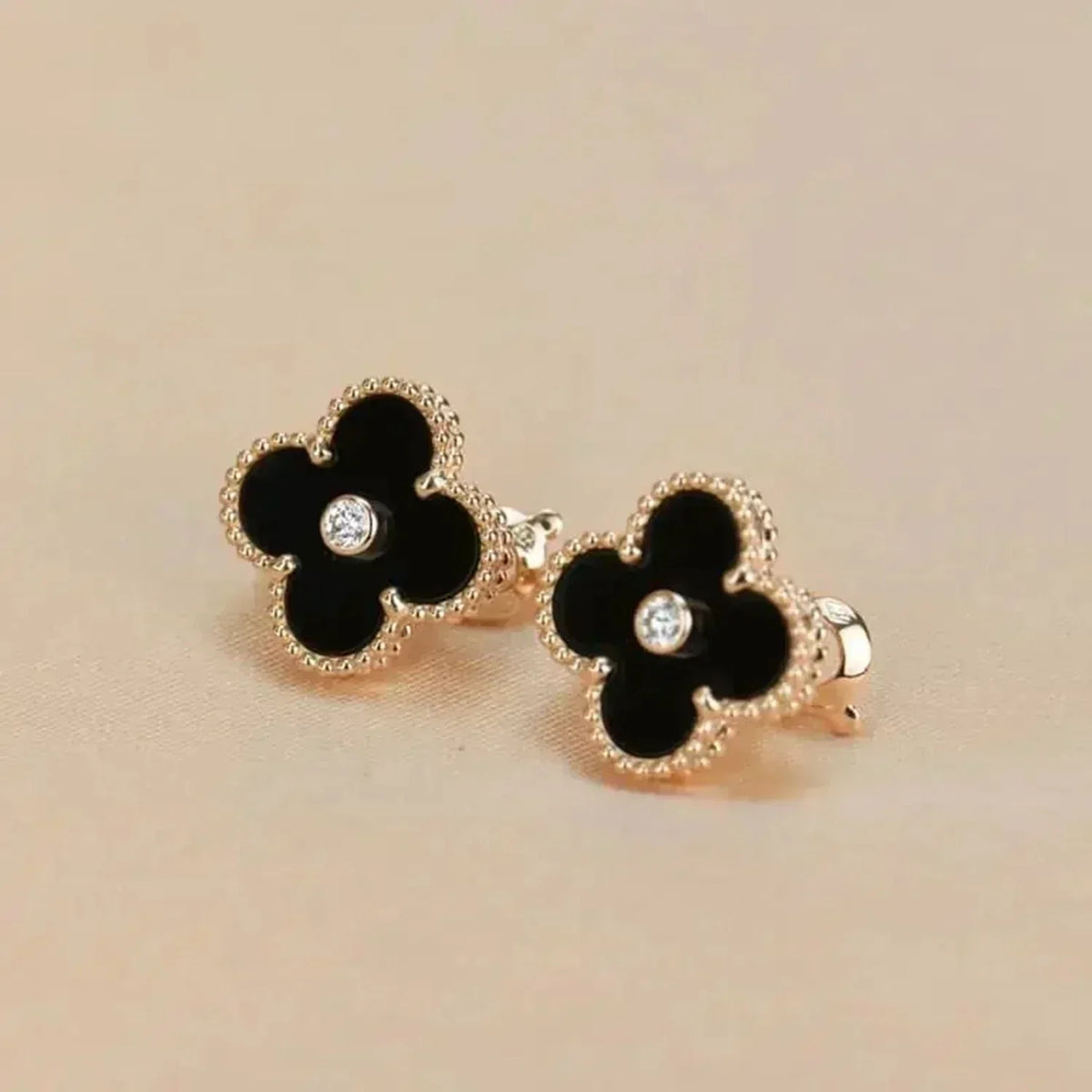 [Vera  Jewelry]CLOVER MEDIUM 1 MOTIFS ONYX DIAMOND EARRINGS