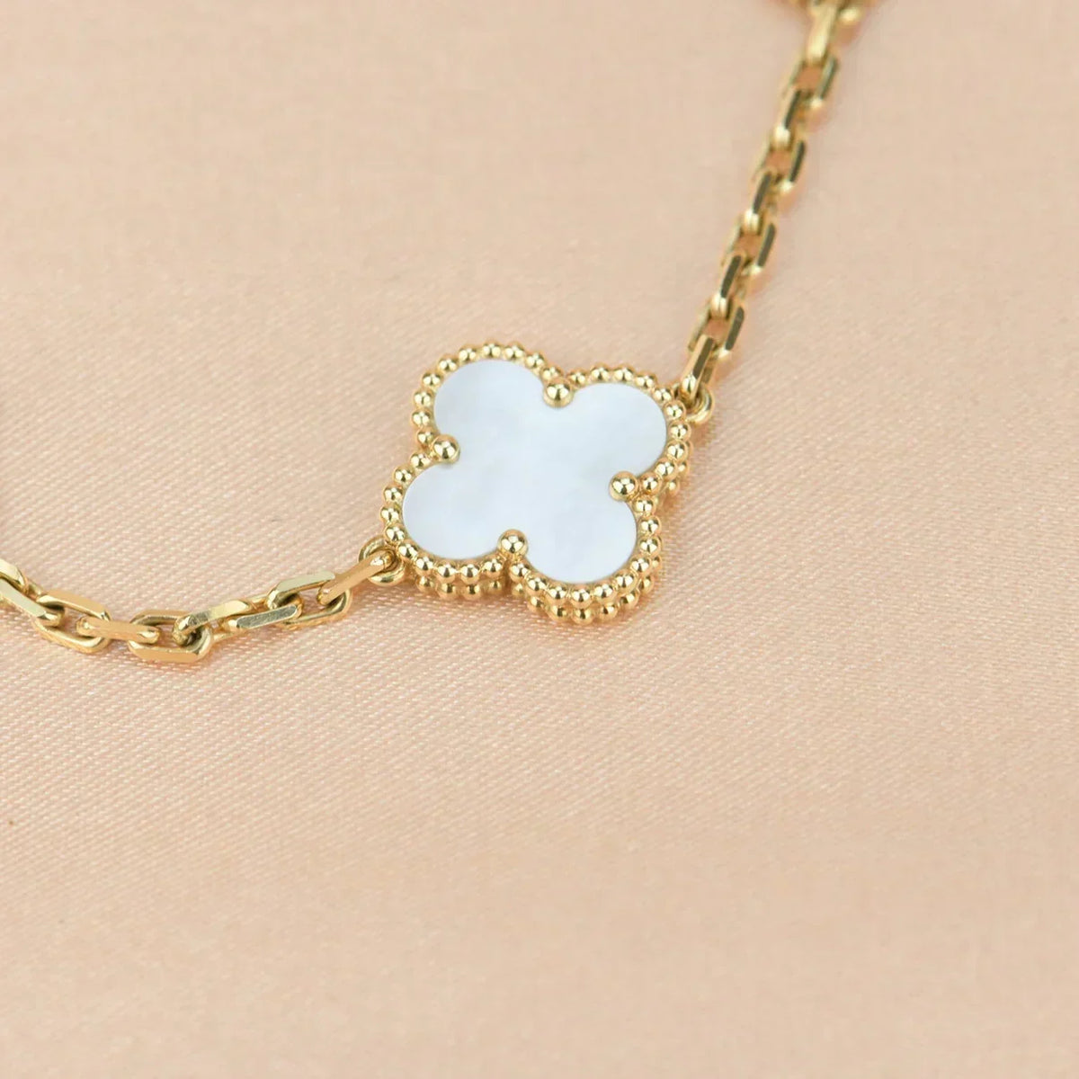 [Vera  Jewelry]LUCKY CLOVER 5-MOTIF BRACELET - WHITE MOTHER-OF-PEARL COLLECTION