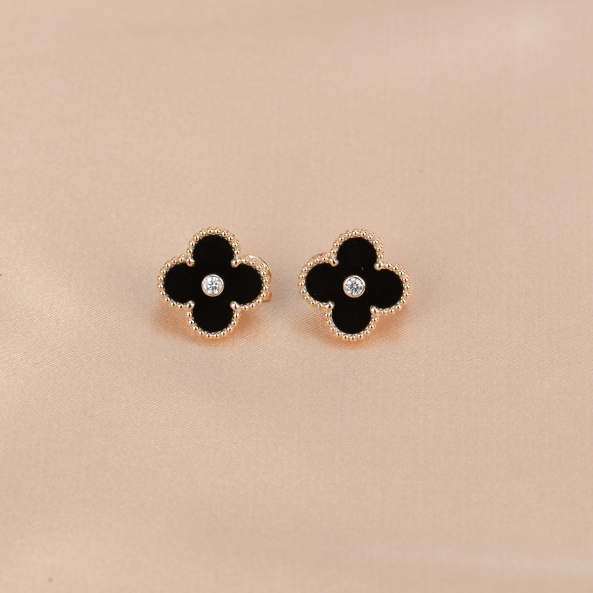 [Vera  Jewelry]CLOVER MEDIUM 1 MOTIFS ONYX DIAMOND EARRINGS