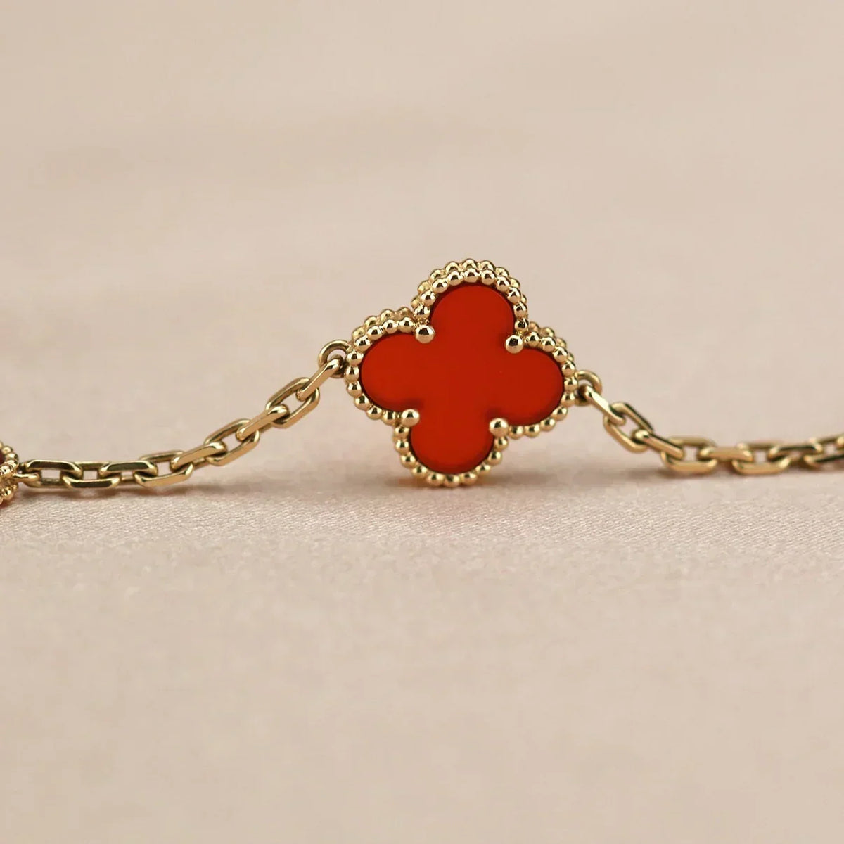 [Vera  Jewelry]LUCKY CLOVER 5-MOTIF BRACELET - RED CARNELIAN COLLECTION