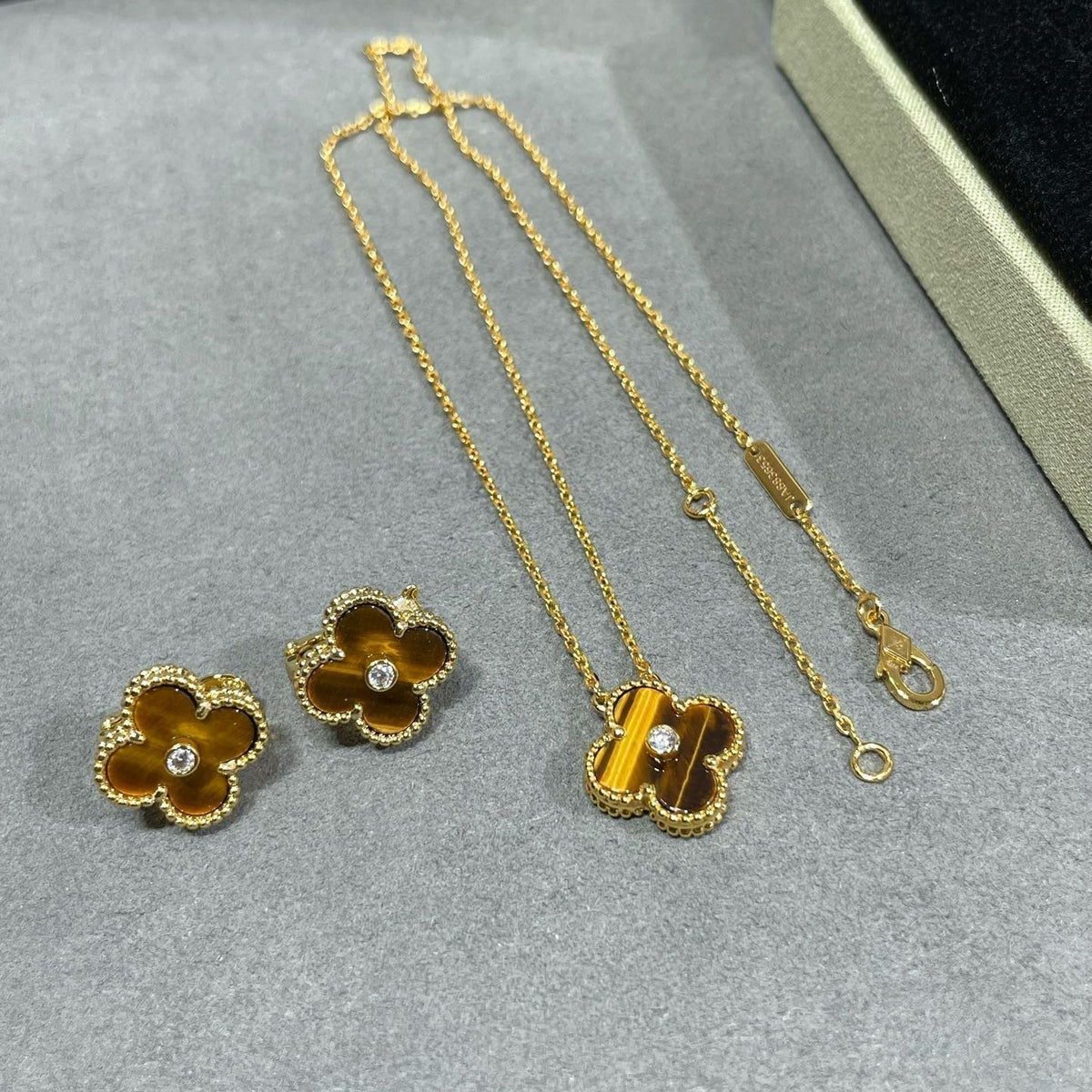 [Vera  Jewelry]CLOVER 15MM DIAMOND AND YELLOW TIGER'S EYE AGATE necklace