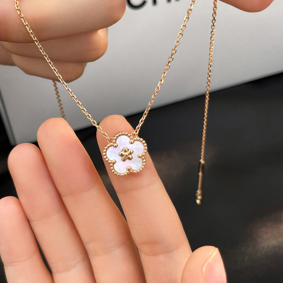 [Vera Jewelry]LUCKY  WHITE MOP  PLUM BLOSSOM NECKLACE